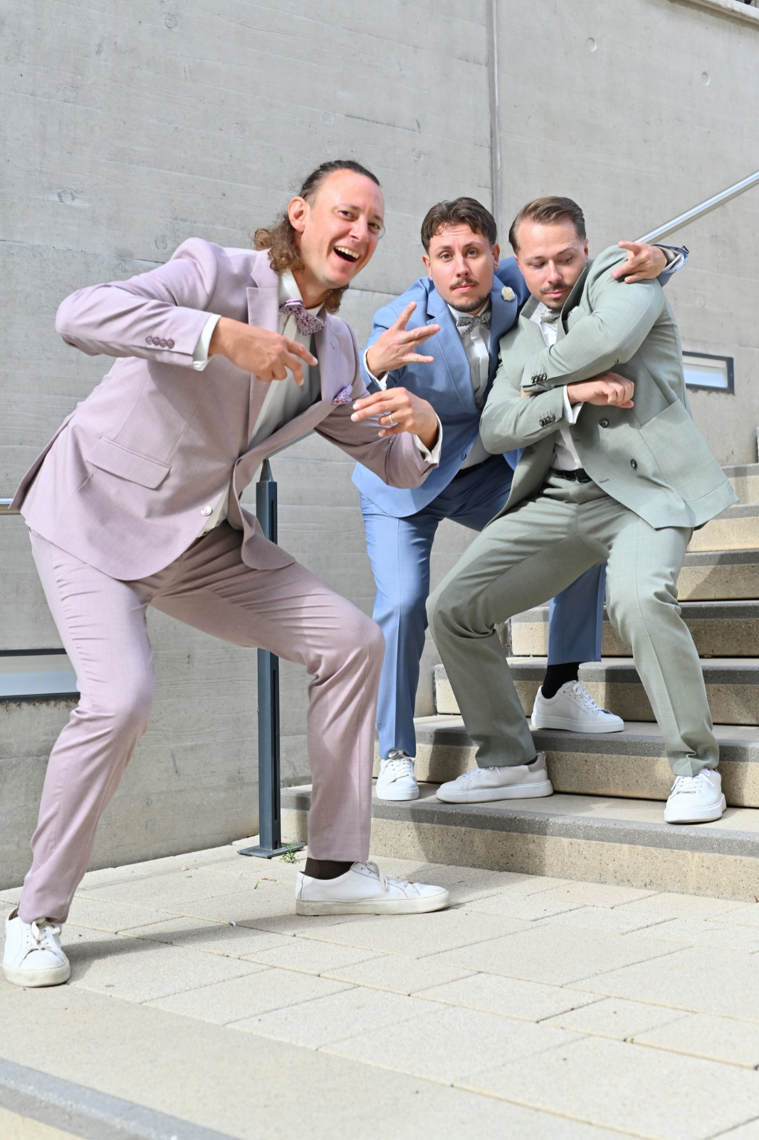 Groom Crew mit pastellfarbenen Hochzeitsanzügen