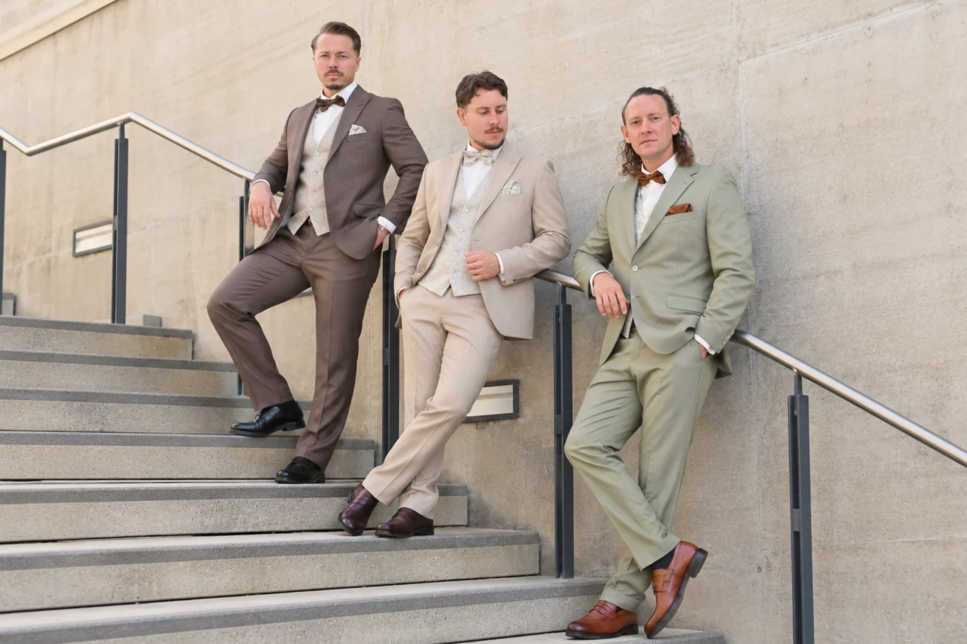 Anzugsmomente-drei-Bräutigame-im-Hochzeitsanzug-braun-beige-grün