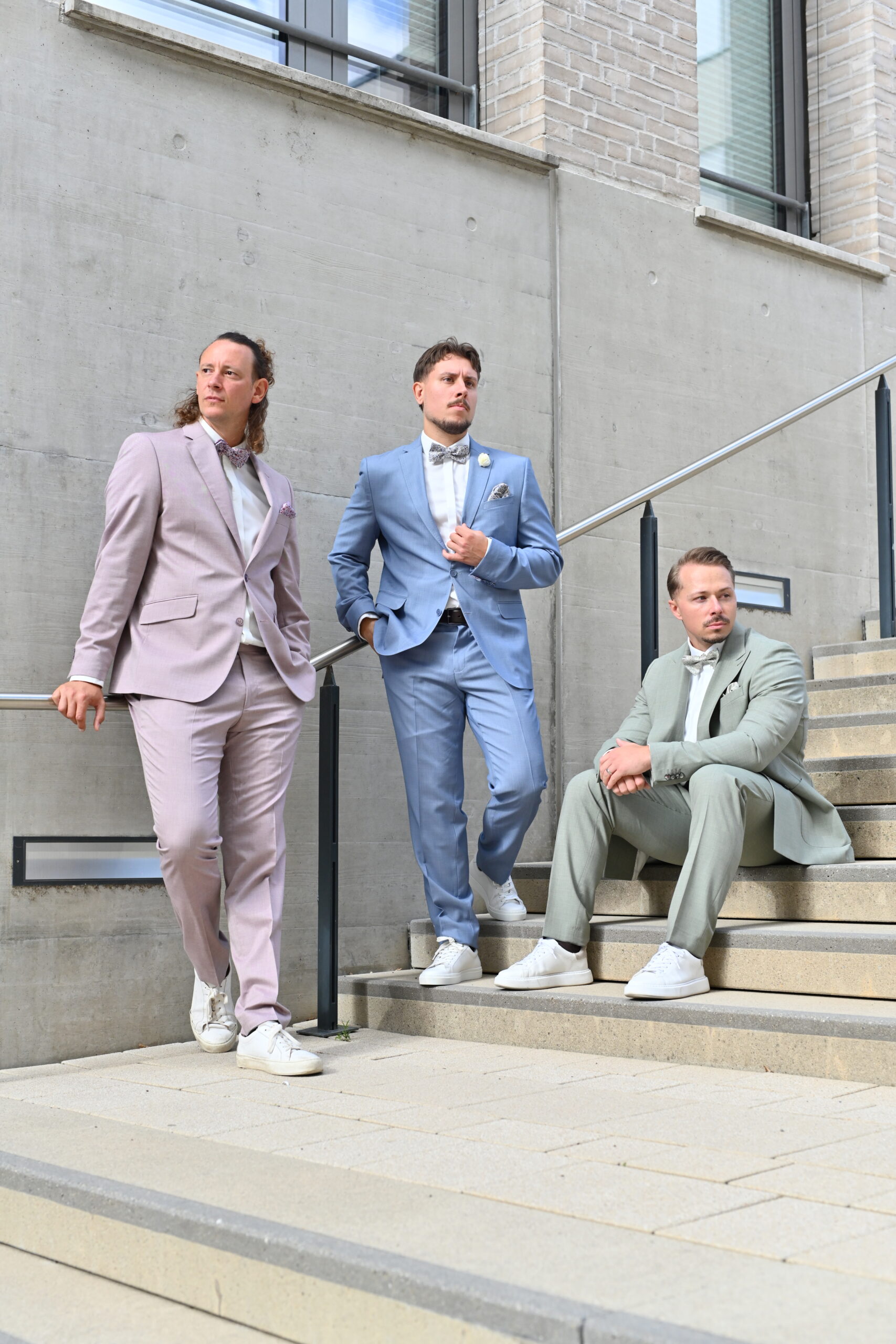 Pastell-Hochzeitsanzüge in Rosé, Hellblau und Salbeigrün für die Gruppe – Anzugsmomente Böblingen