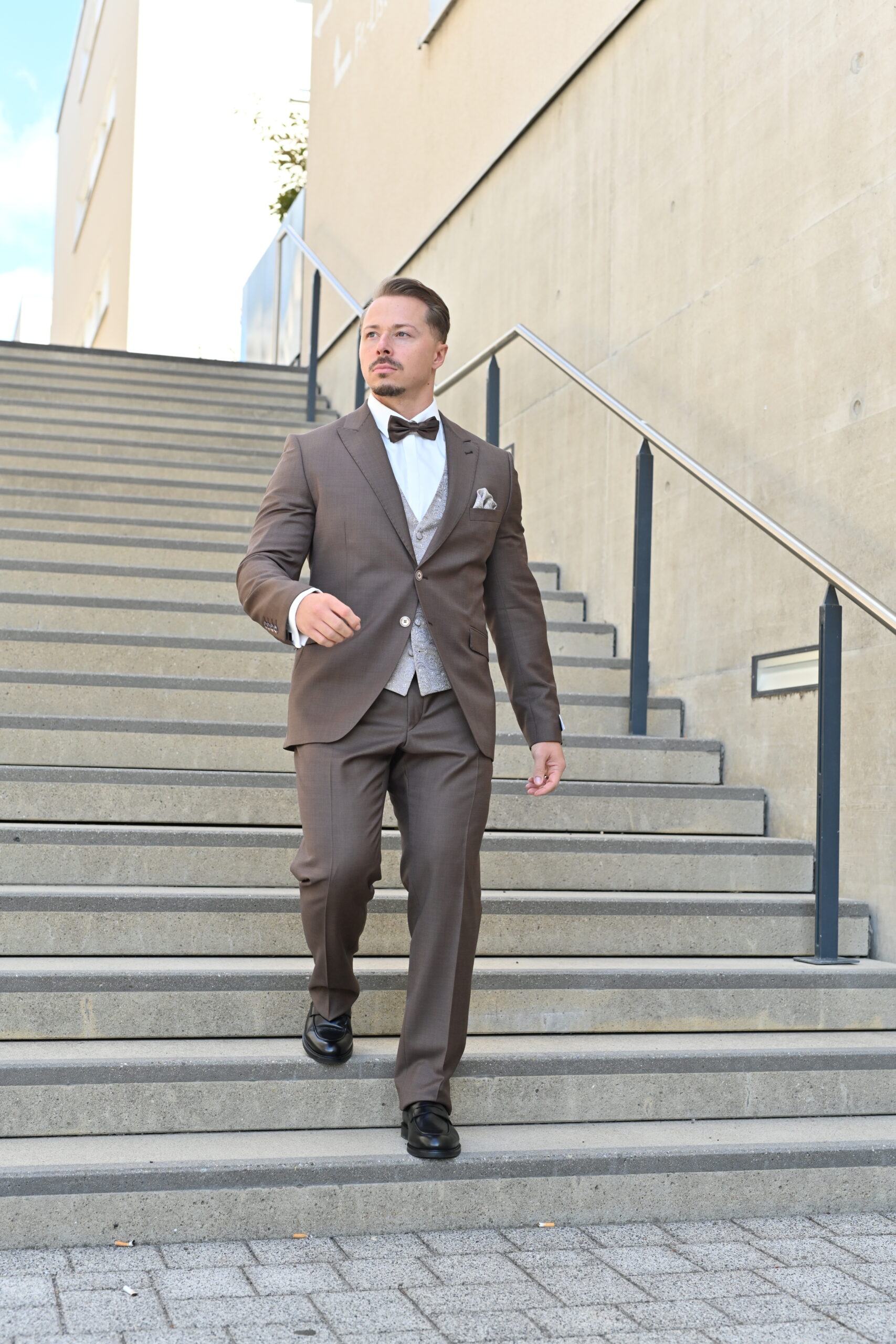 Brauner Hochzeitsanzug mit Schmuckweste – Anzugsmomente Böblingen