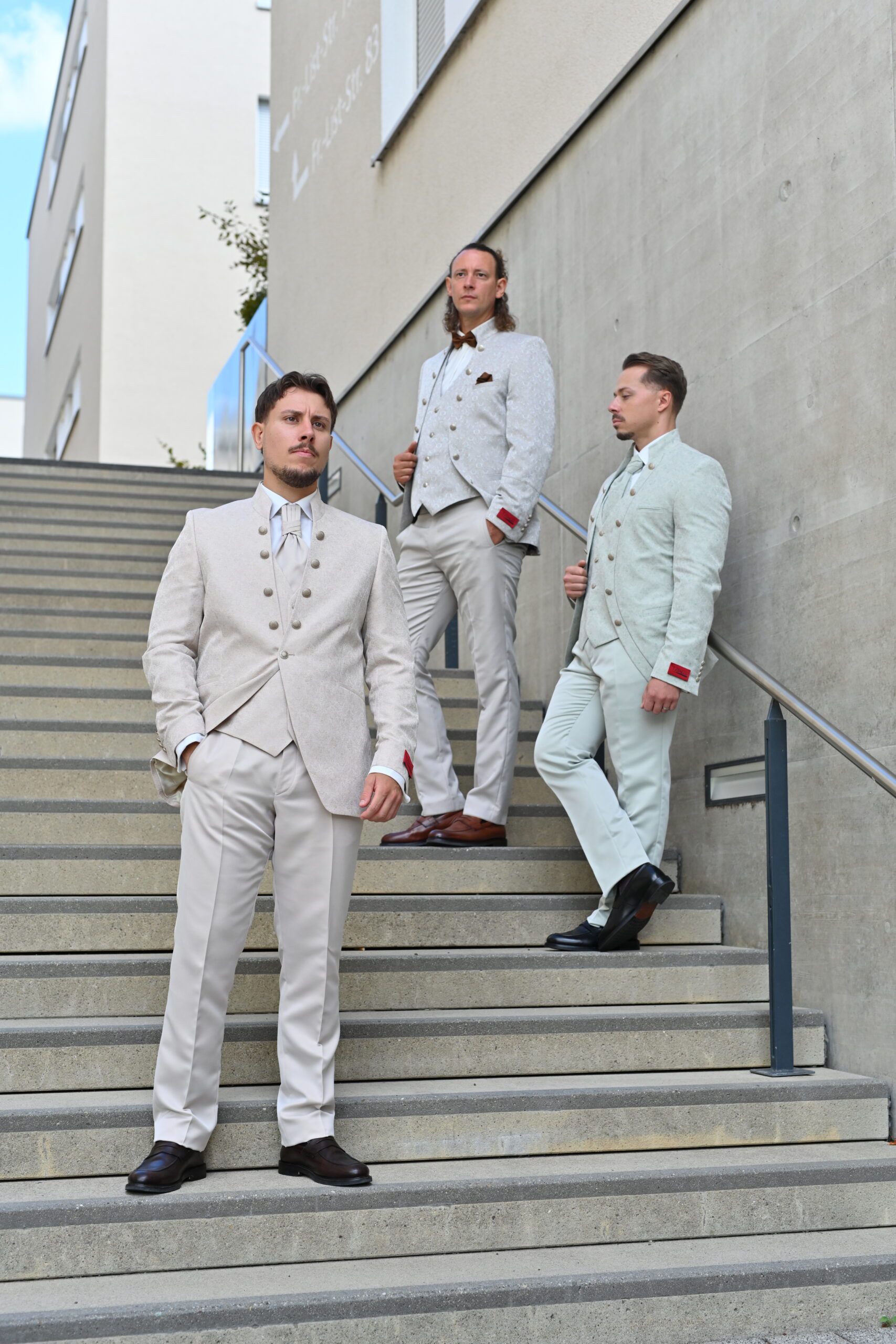 Beiges Hochzeitsoutfit im Royal-Stil mit Stehkragen – Anzugsmomente Böblingen
