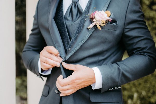 Anzugsmomente Herrenausstatter Anzug Bräutigam für eine Hochzeit